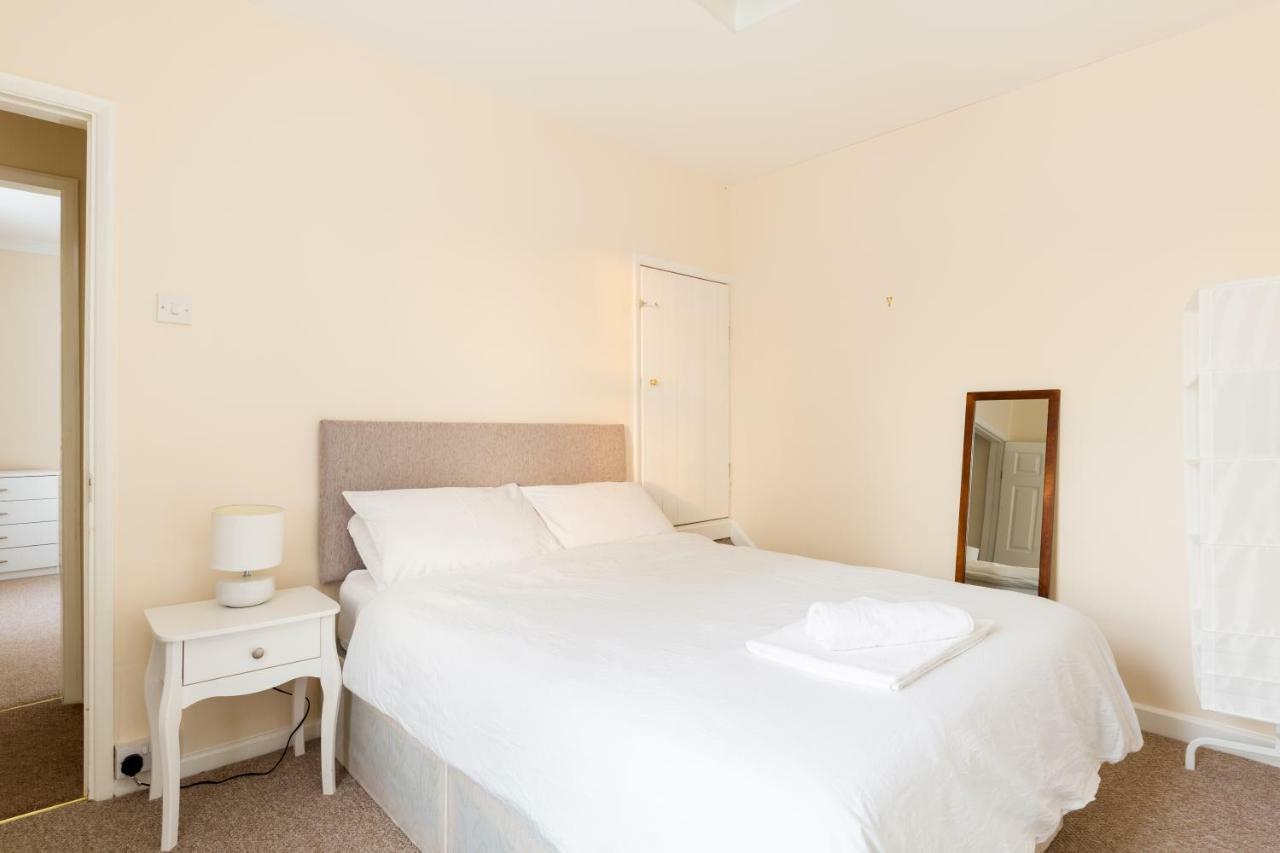Well Presented 2 Bedroom House - Sleeps Four * Лимингтон